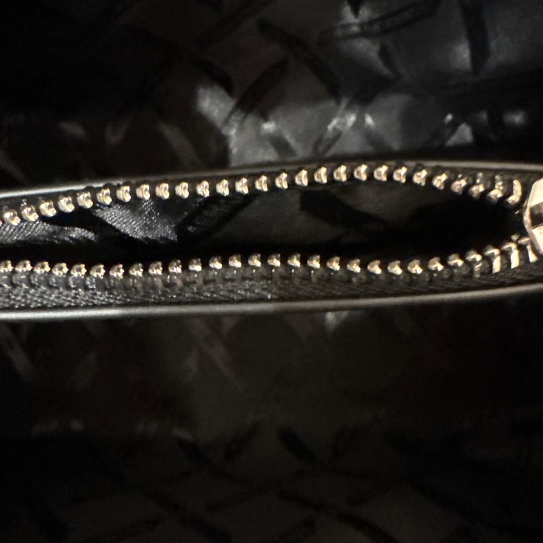 オールオーバーエンボスロゴ ミニハンドバッグ（グレイン）（EC限定カラー）