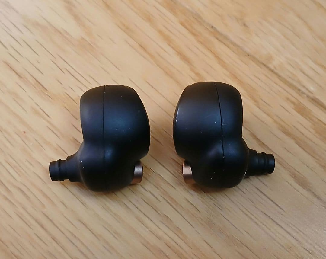 SONY　WF-1000XM4　ワイヤレス　ノイズキャンセリング　イヤホン　①