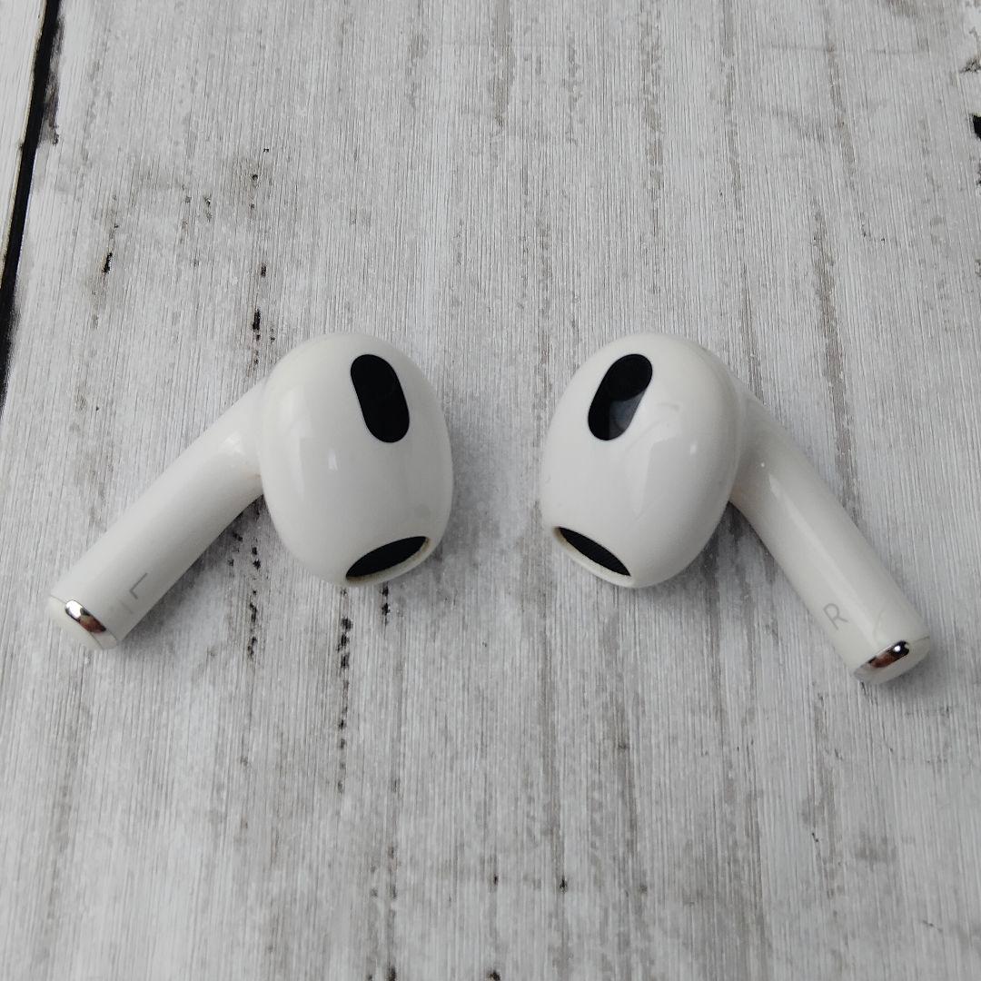 AirPods本体 ケース付　ワイヤレスイヤフォン ホワイト　第3世代