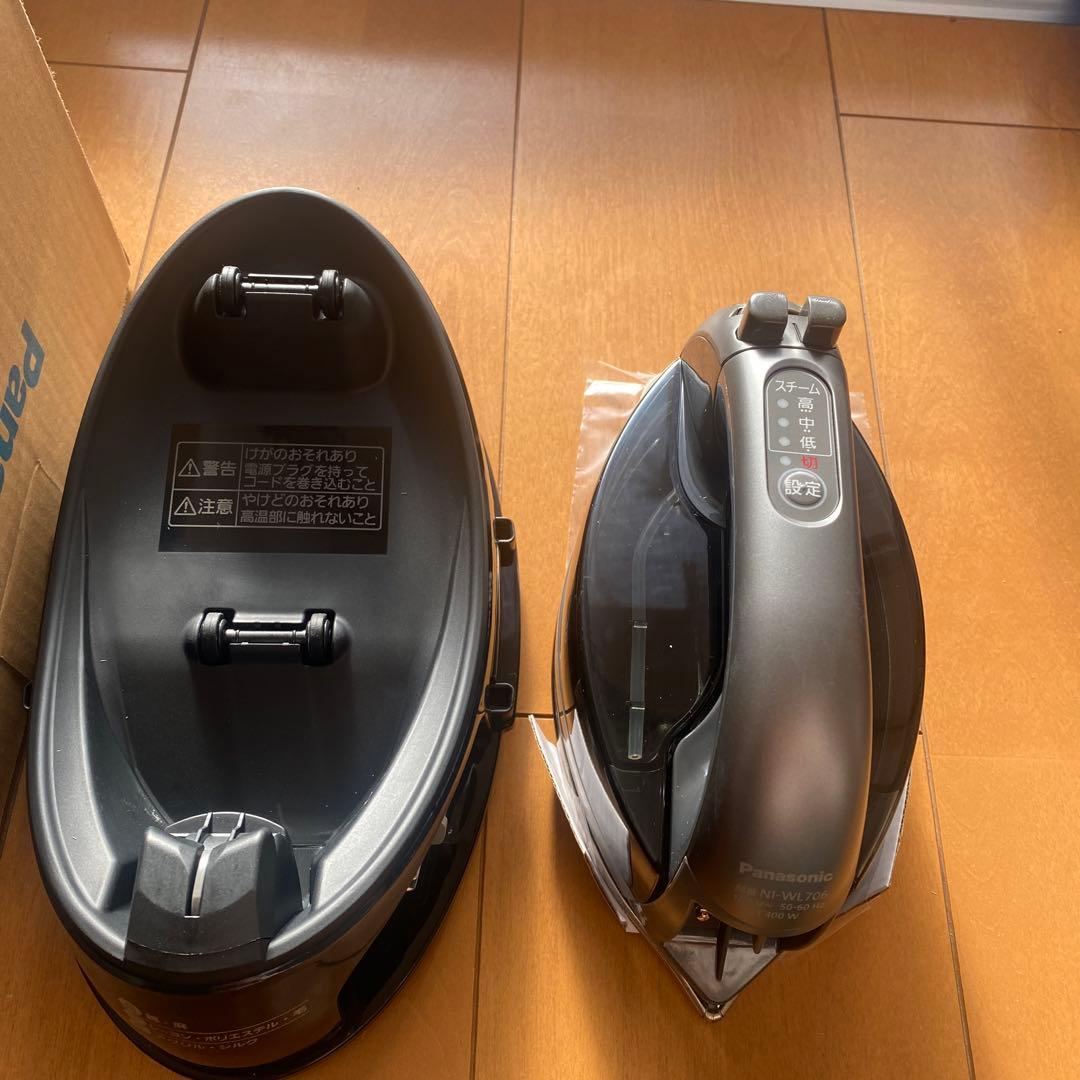 【新品】　Panasonic コードレススチーム　アイロン NI-WL706-H