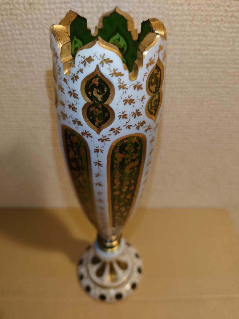 西洋アンティーク　1880年代　ボヘミアガラス　オパーリン　金彩唐草紋様　花瓶