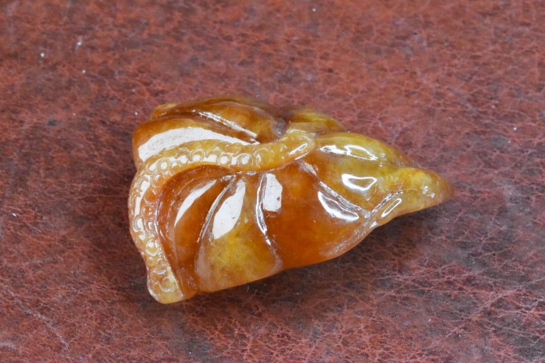 ミャンマー産 茶白翡翠カエルカービング