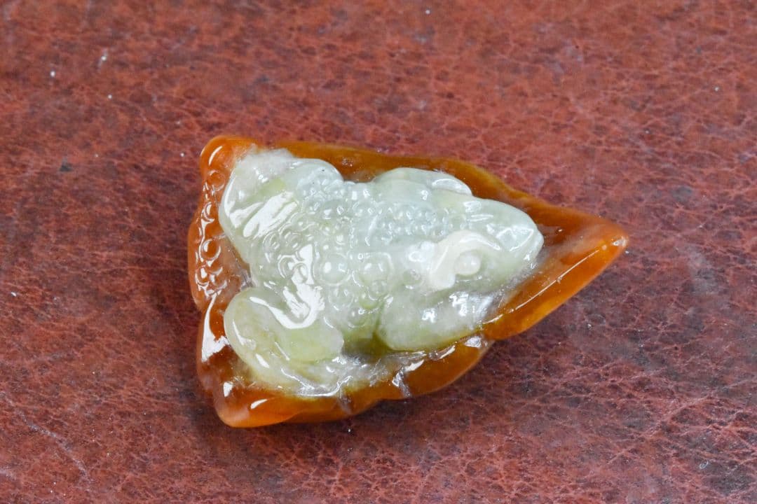 ミャンマー産 茶白翡翠カエルカービング