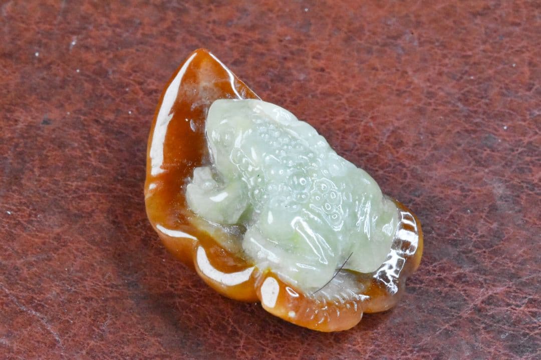 ミャンマー産 茶白翡翠カエルカービング