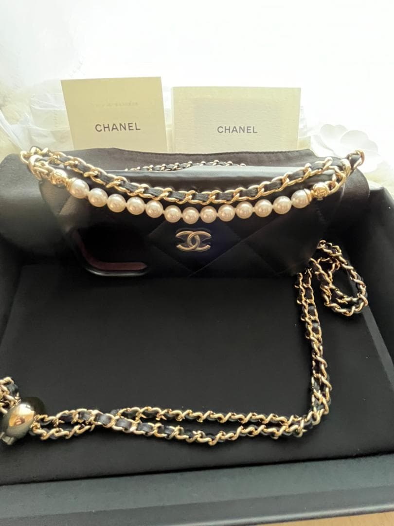 新品未使用 ★CHANEL★チェーン クラッチ iPhone 15Pro ケース