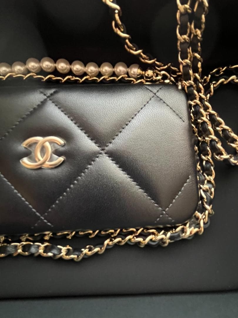 新品未使用 ★CHANEL★チェーン クラッチ iPhone 15Pro ケース