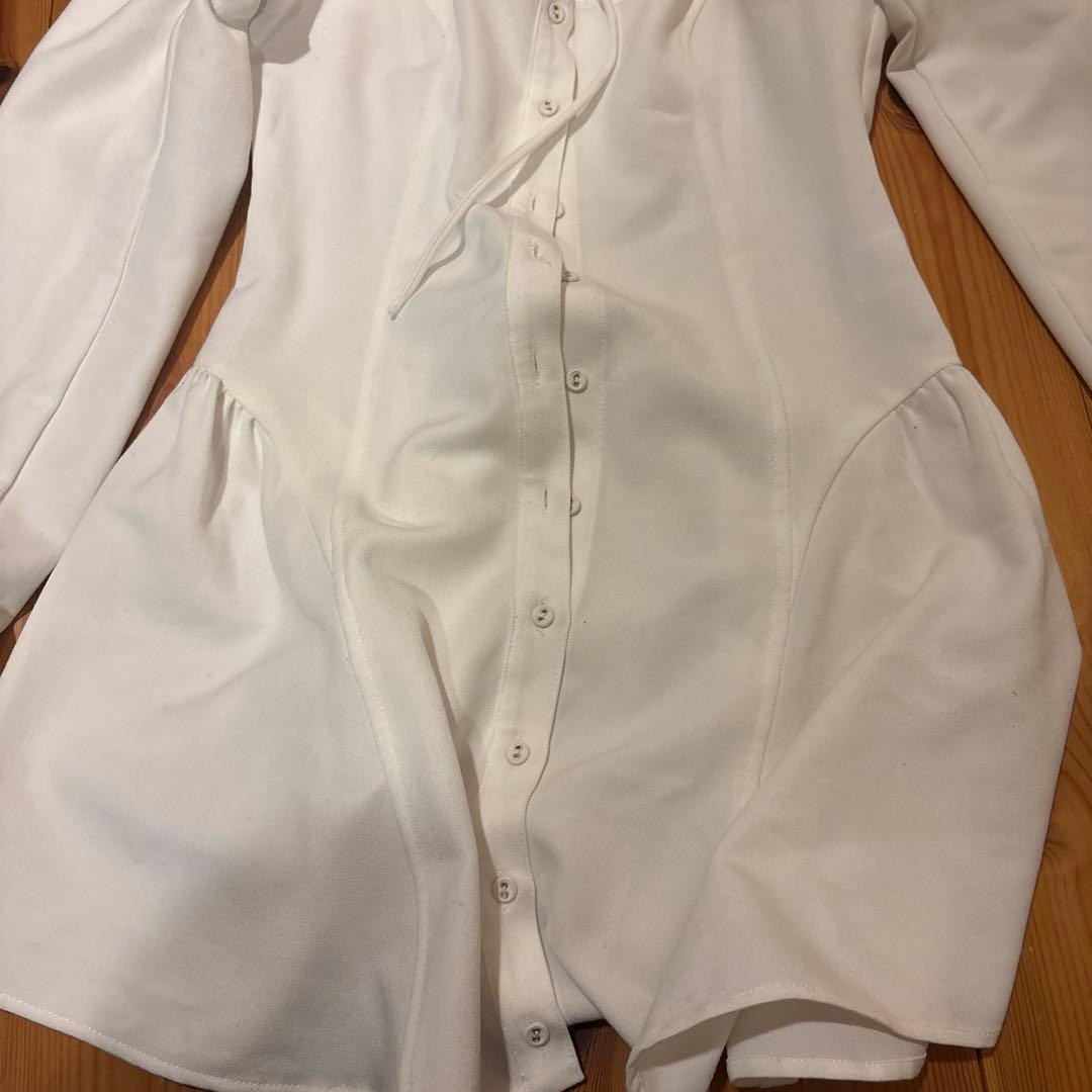 黒と白のVネック長袖ミニワンピース　andmary