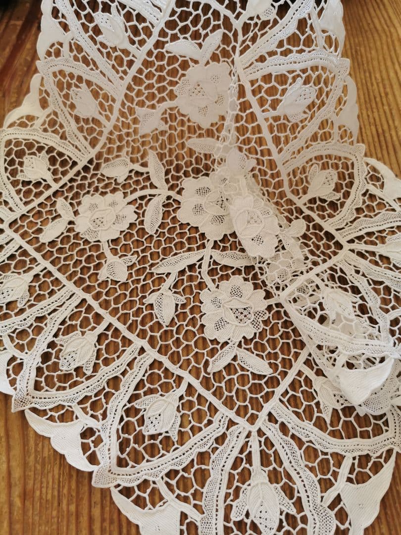 アンティーク イタリア ポワンドヴェニスローズ 薔薇と蕾 リネンレースランナー◽