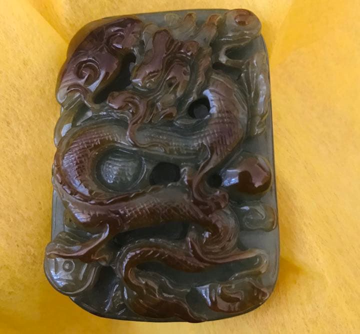 ヒスイ(翡翠) ホータン(和田玉)  龍　龍紋　浮彫空彫透彫　掛物　アンティーク