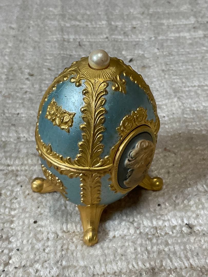 エッグ型のカメオ模様の小物入れ。【オルゴール付き、曲名は分からないです？】。