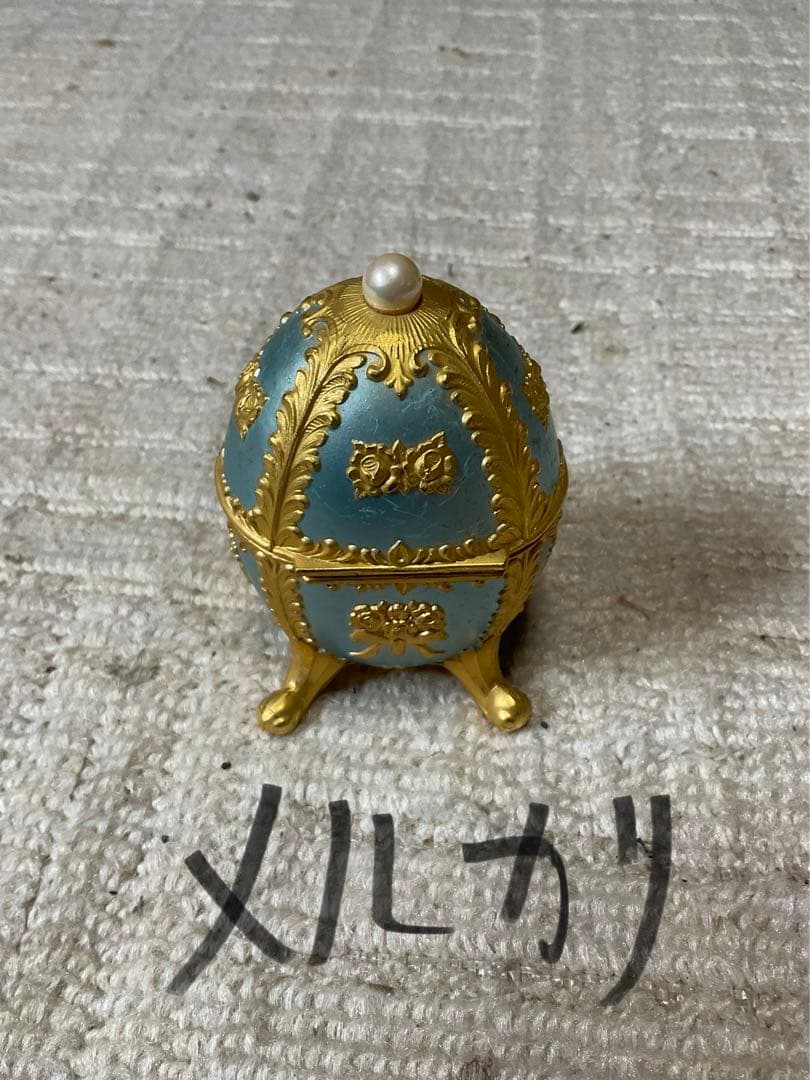 エッグ型のカメオ模様の小物入れ。【オルゴール付き、曲名は分からないです？】。