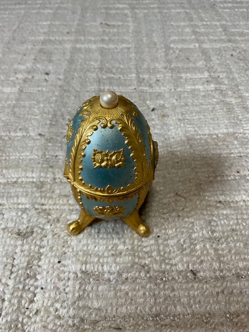 エッグ型のカメオ模様の小物入れ。【オルゴール付き、曲名は分からないです？】。