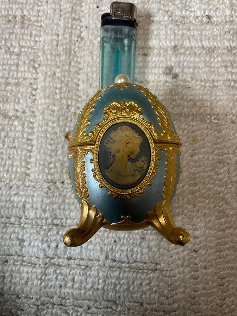 エッグ型のカメオ模様の小物入れ。【オルゴール付き、曲名は分からないです？】。