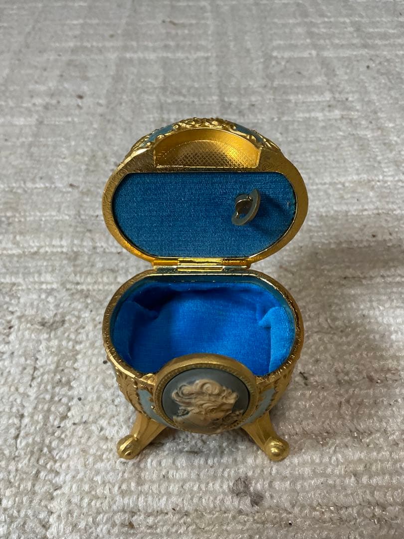 エッグ型のカメオ模様の小物入れ。【オルゴール付き、曲名は分からないです？】。