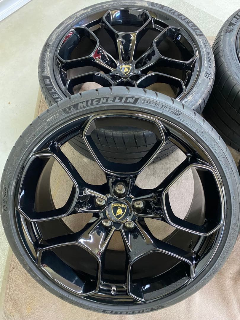 ぱるぷんて お年玉特別価格！20インチ ランボウラカン純正OPタイヤ付き