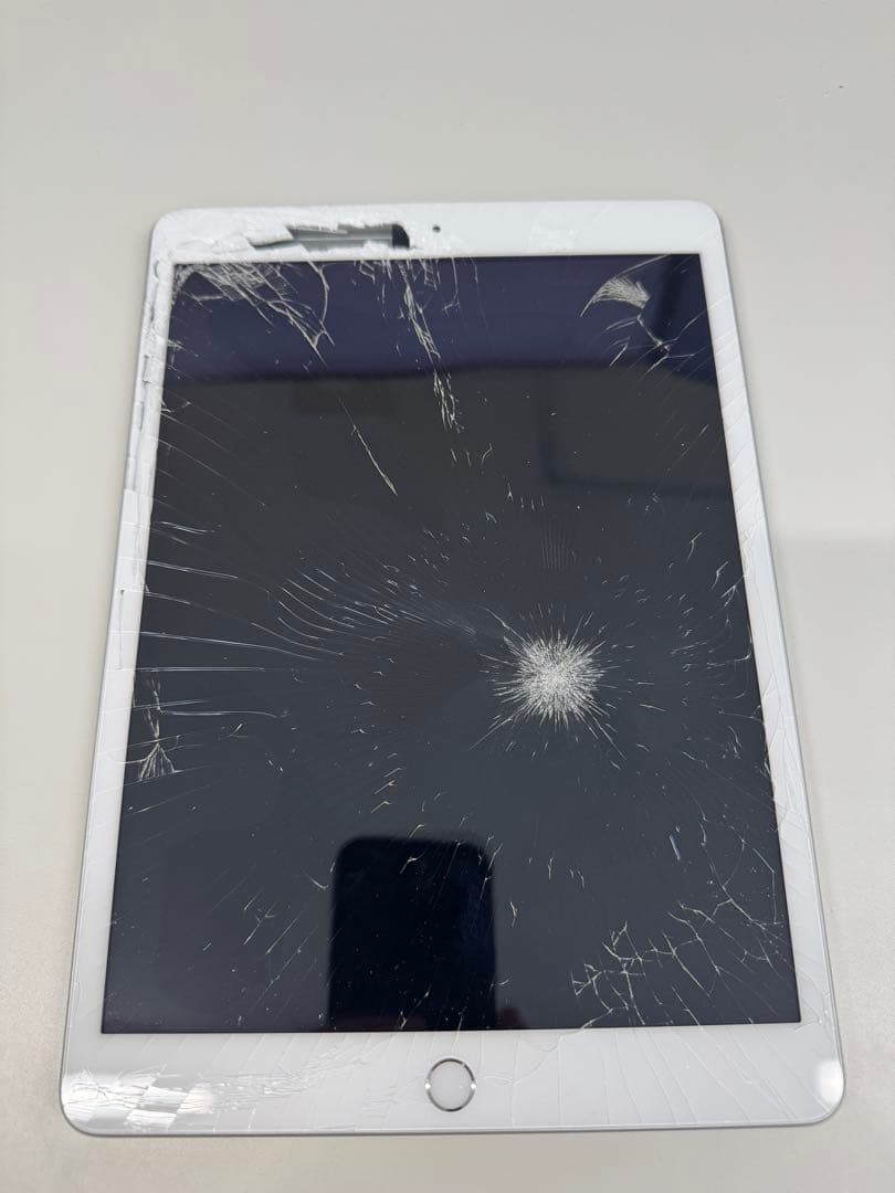 iPad第8世代 Wi-Fi 32GB シルバー　ジャンク品 016