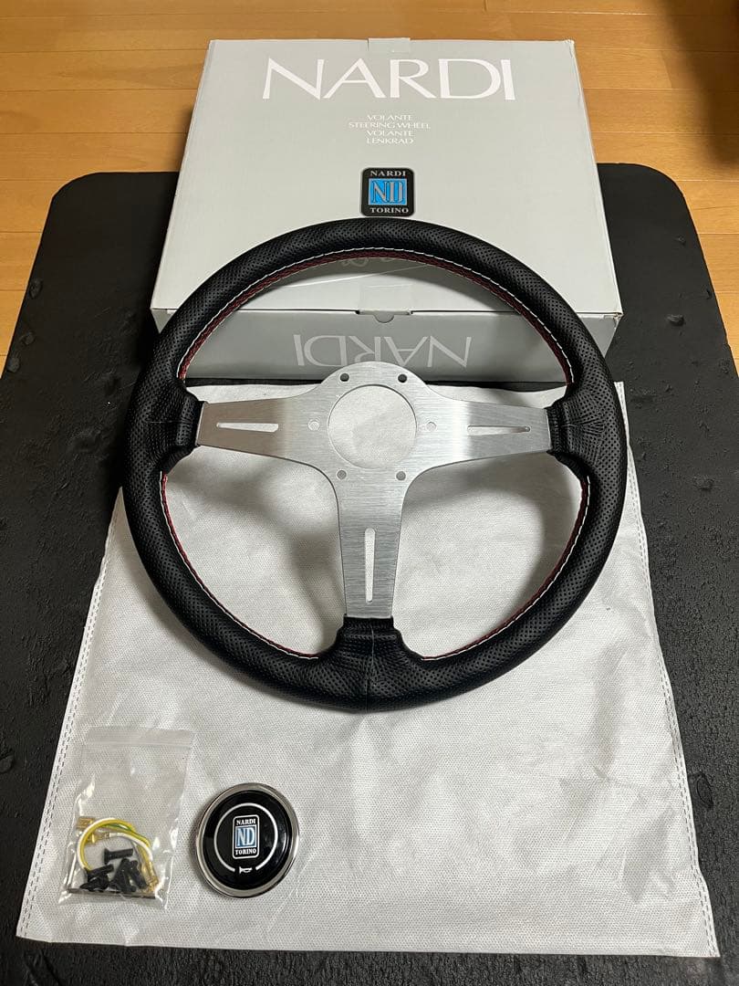 14インチナルディクラシック　アルミ製フロントプレースメント、レッドステッチ