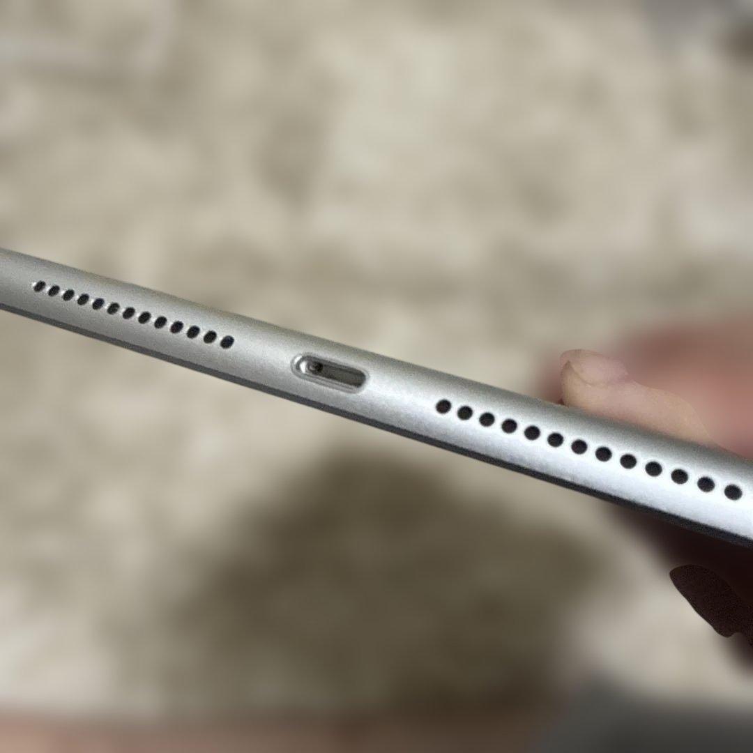 Apple iPad第7世代シルバー A2198 セルラーSIMフリー 32GB