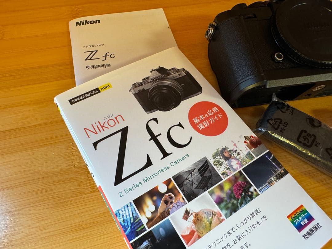Nikon Zfcミラーレスカメラ本体(純正グリップ付)とおまけ