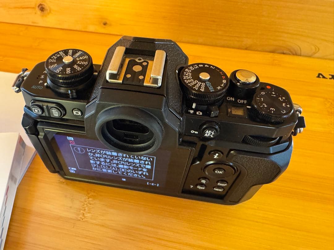 Nikon Zfcミラーレスカメラ本体(純正グリップ付)とおまけ