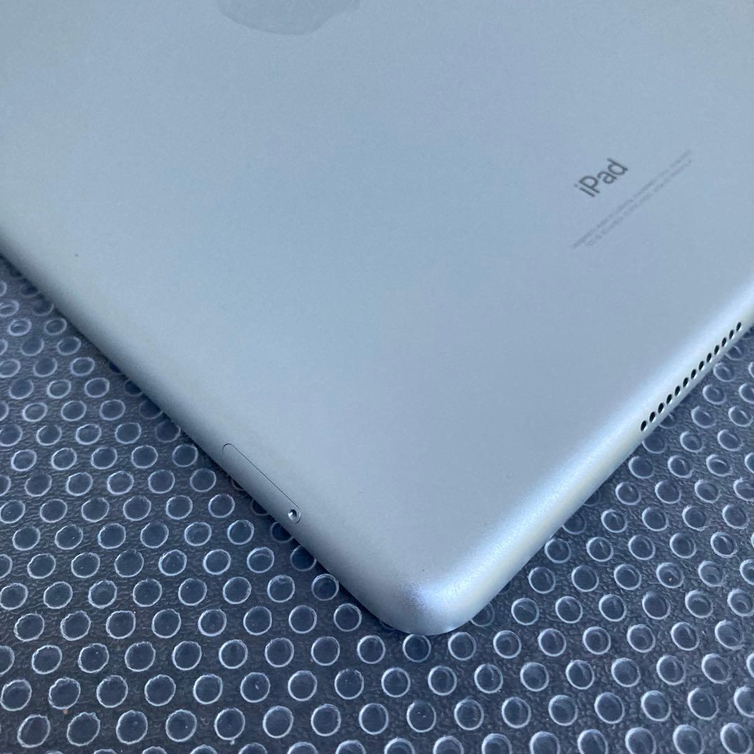 4004 極美品新品級☆電池良好☆iPad5 第5世代 32GB SIMフリー☆