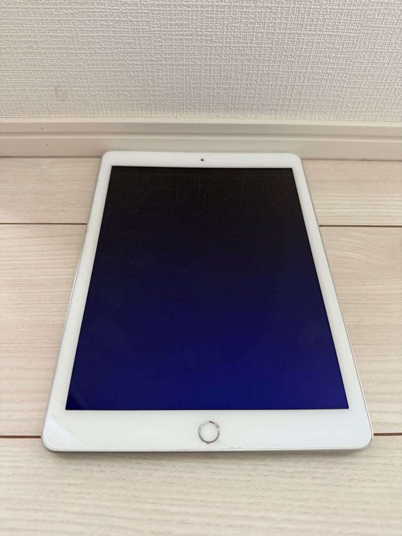 Apple iPad(第５世代)Wi-Fi+Cellular128GBシルバー