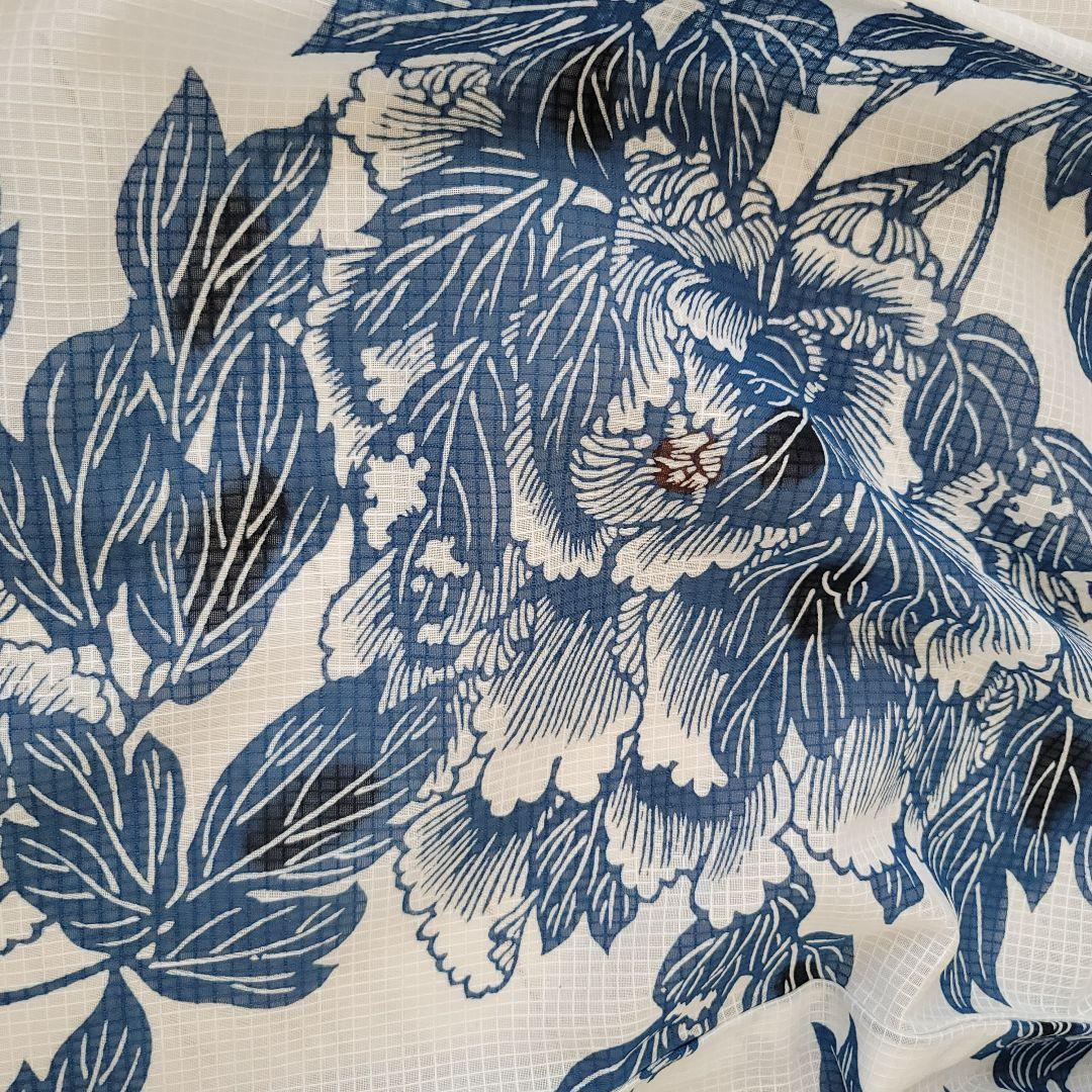 新品　竺仙　綿紅梅　風を吹かれる牡丹　白地にブルー