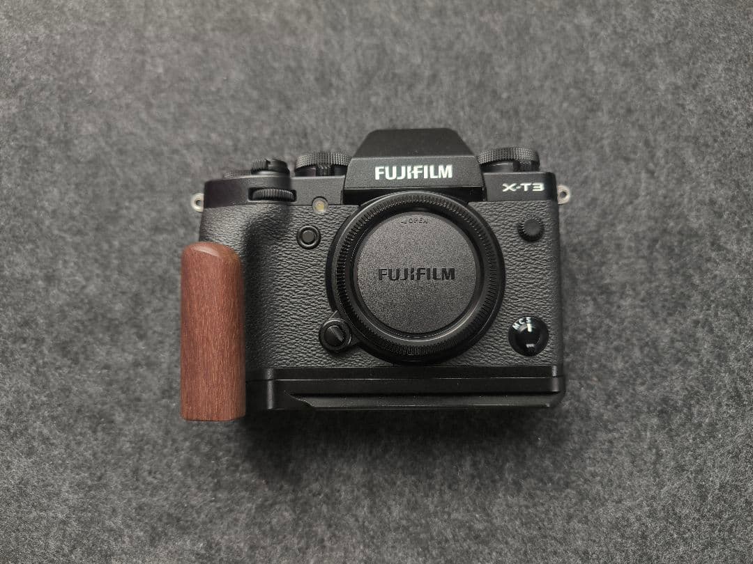 【FUJIFILM X-T3 ボディ】木製グリップ付き／動作良好