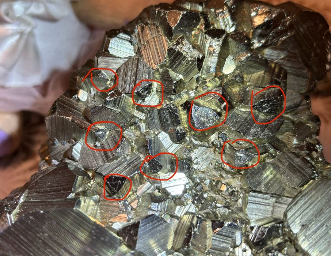 黄鉄鉱 パイライト の上には、多くの正三角形があり、誰か知っていますか？