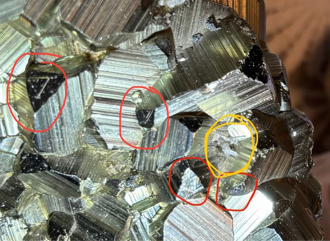 黄鉄鉱 パイライト の上には、多くの正三角形があり、誰か知っていますか？