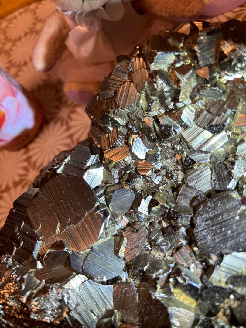 黄鉄鉱 パイライト の上には、多くの正三角形があり、誰か知っていますか？