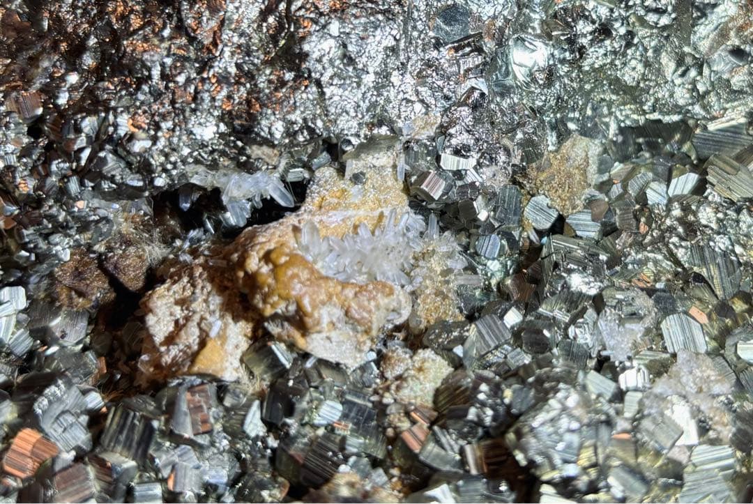 黄鉄鉱 パイライト の上には、多くの正三角形があり、誰か知っていますか？