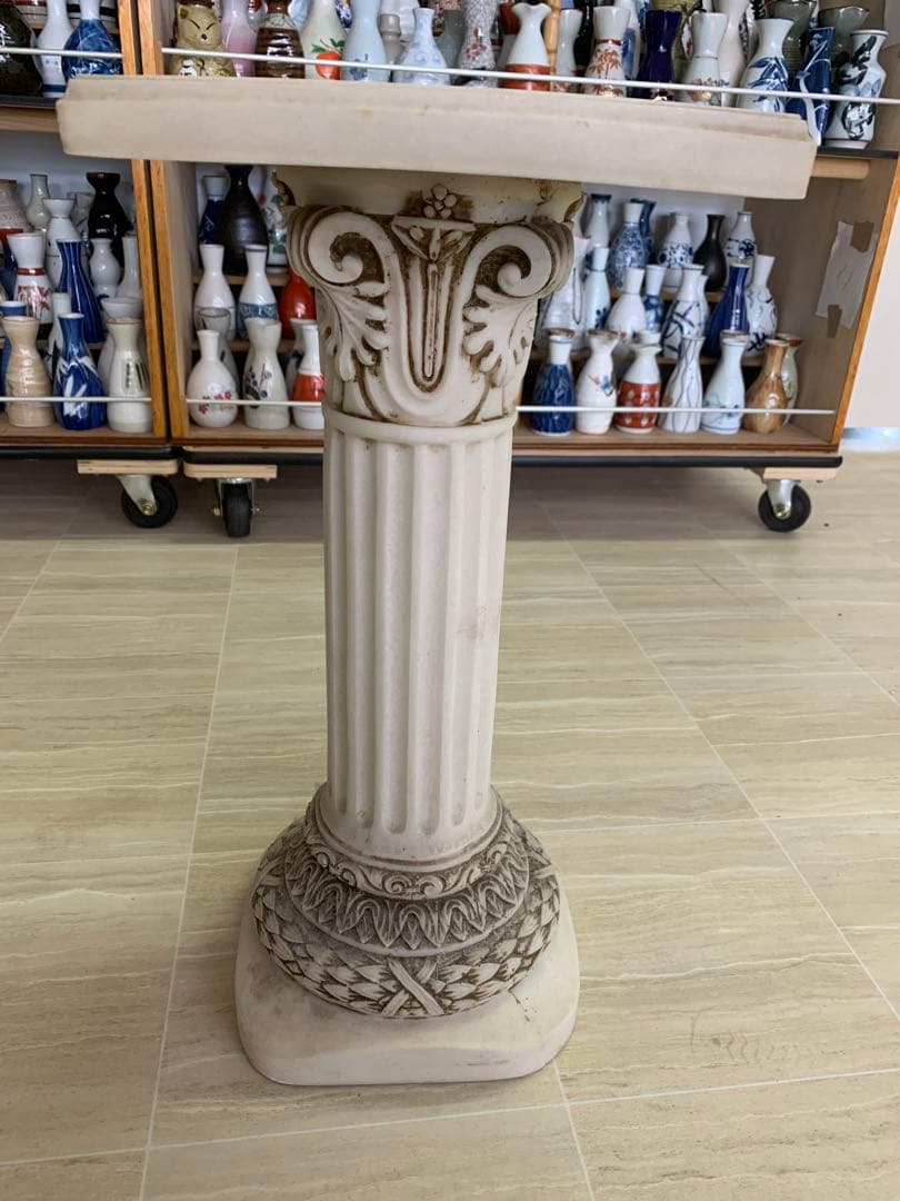 古典的な柱デザインの装飾テーブル　アンティーク調