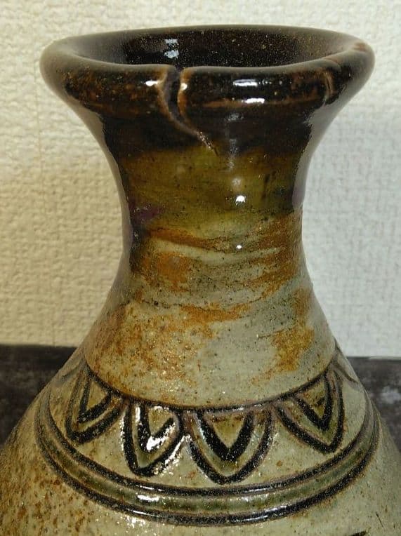 人間国宝 金城次郎 魚紋花瓶 栞 共箱 壷屋焼 やちむん 魚6匹彫文 蓮弁彫文