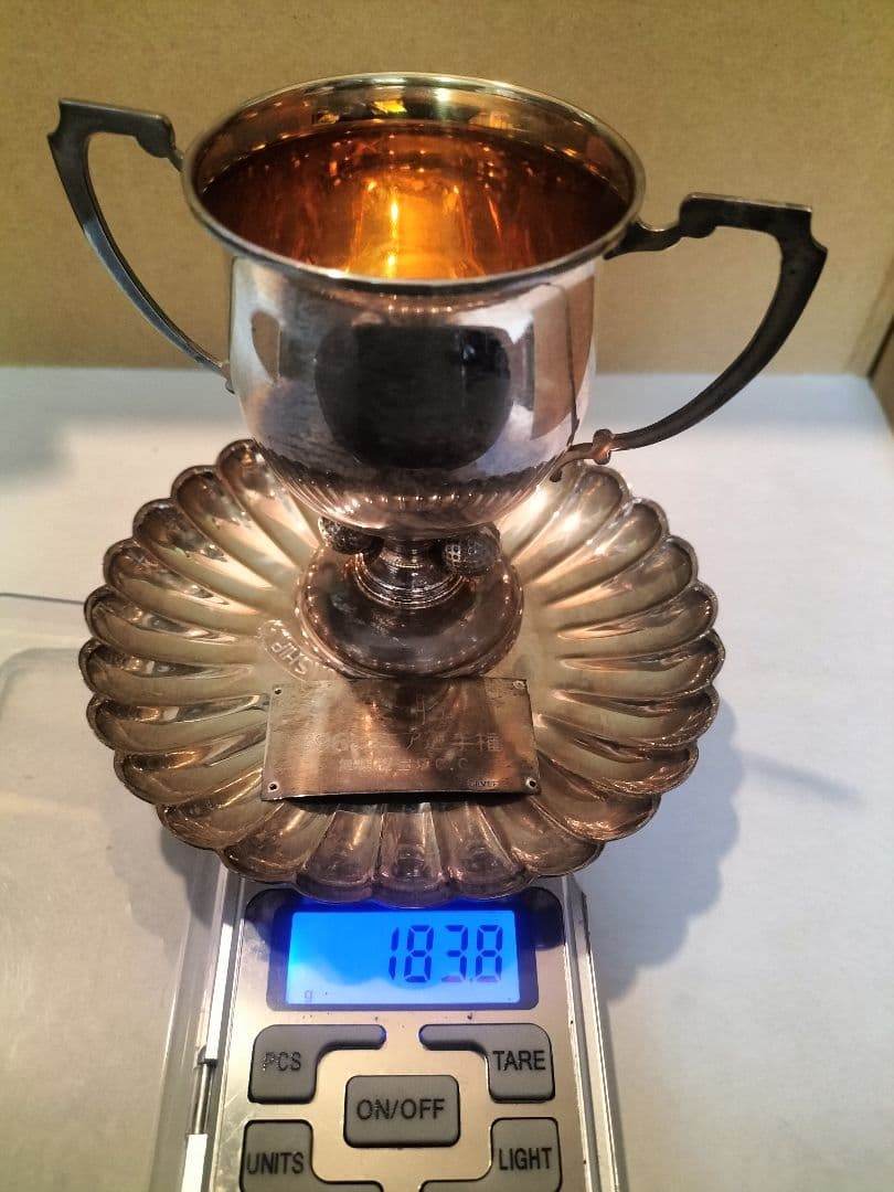 銀製トロフィーと花弁型皿セット