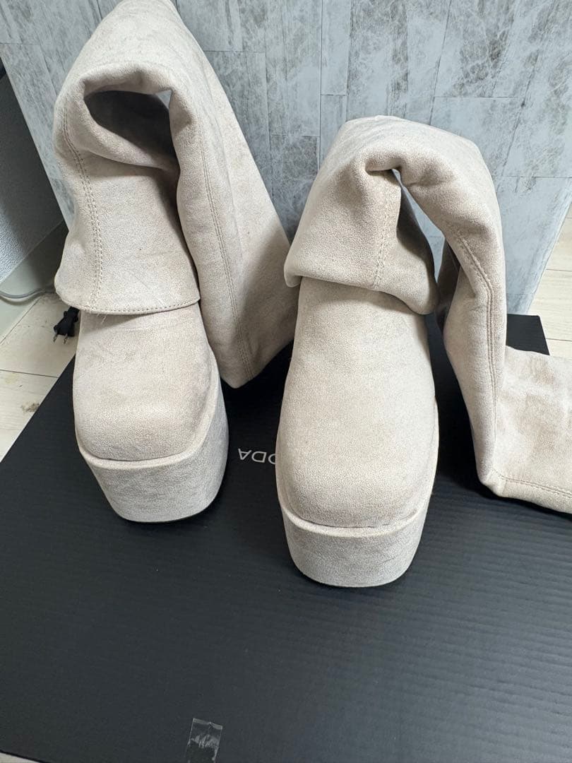 EMODAベージュ スエード プラットフォーム ロングブーツ