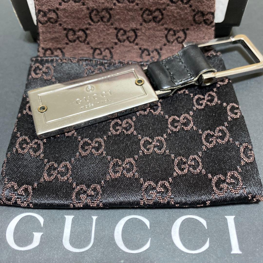 グッチ　GUCCI　キーホルダー　レザー　ロゴ刻印　保存袋付