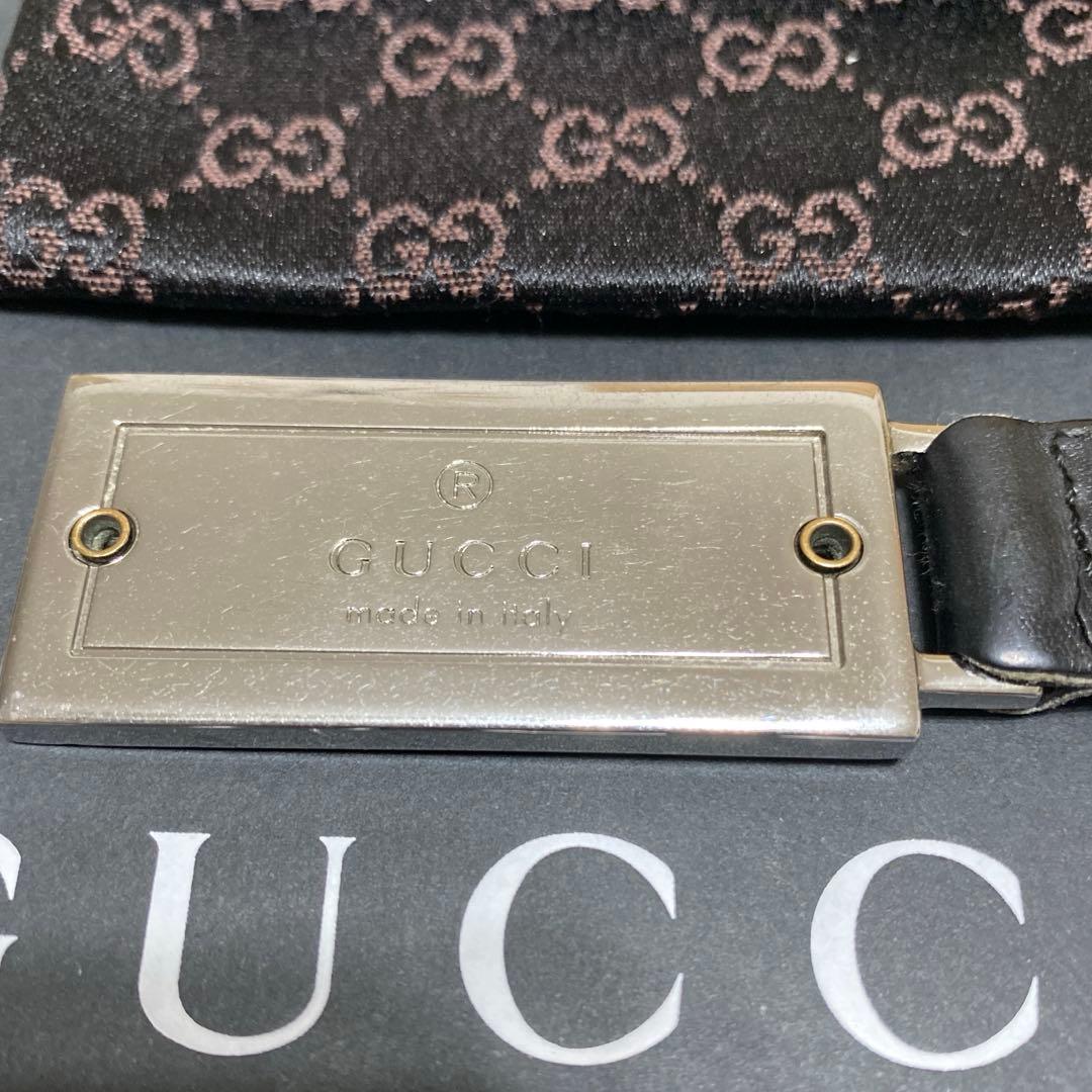 グッチ　GUCCI　キーホルダー　レザー　ロゴ刻印　保存袋付