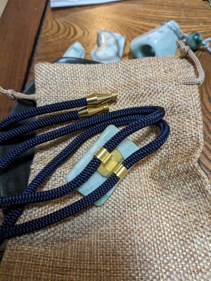 糸魚川翡翠♦勾玉浮かし彫りループタイ