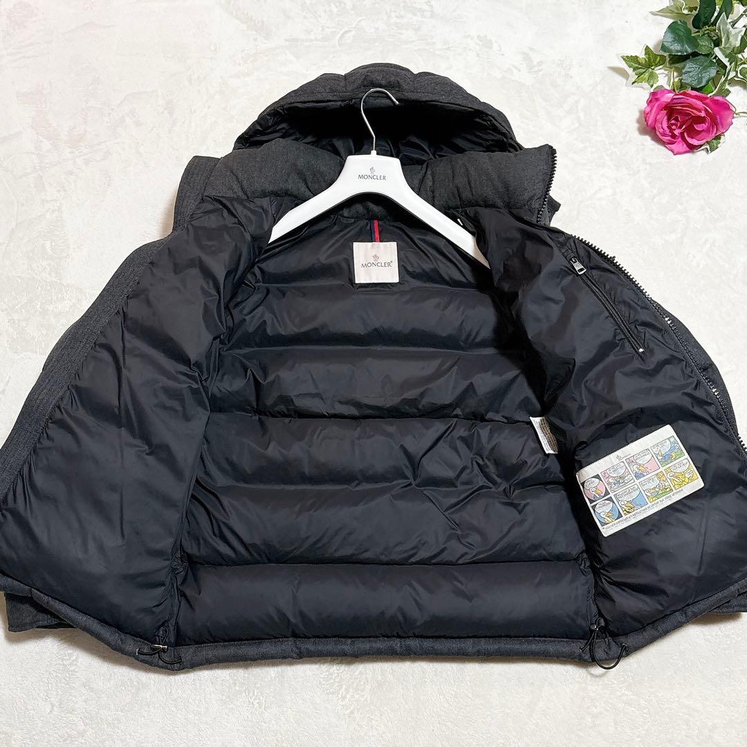 ほぼ未使用✨　モンクレール　モンジュネーブル　ダウンジャケット　グレー　3
