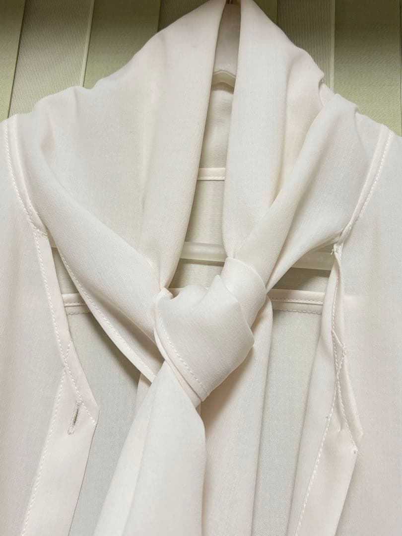 お値下げ！ガリャルダガランテ フィネスボウタイブラウス　ホワイト
