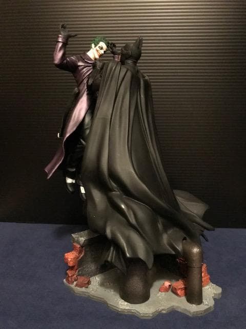 『バットマン：アーカム・ビギンズ』バットマン vs ジョーカー スタチュー