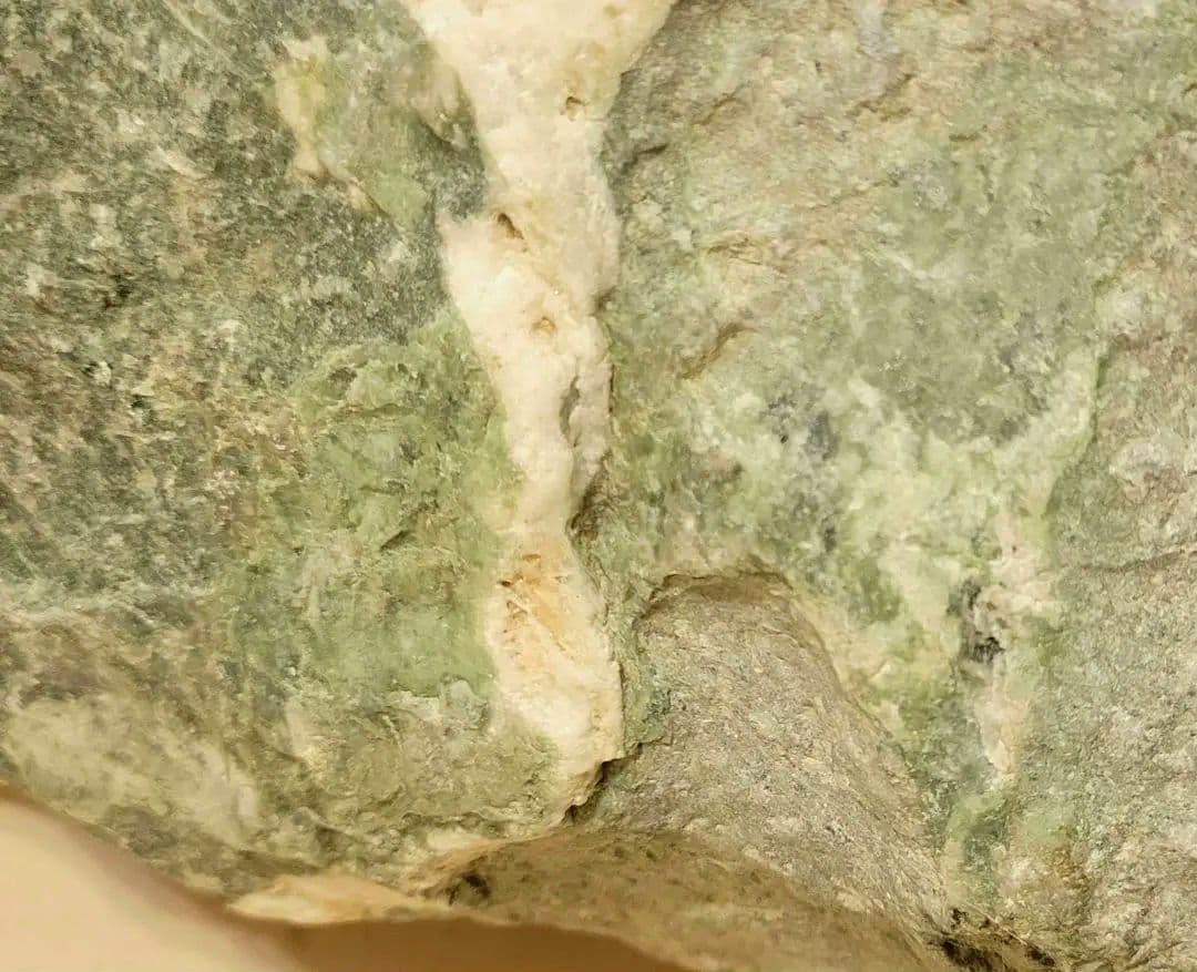 ！財宝！巨大アレキサンドライト？！内部水晶クラスターあり原石！宝石級！！　糸魚川