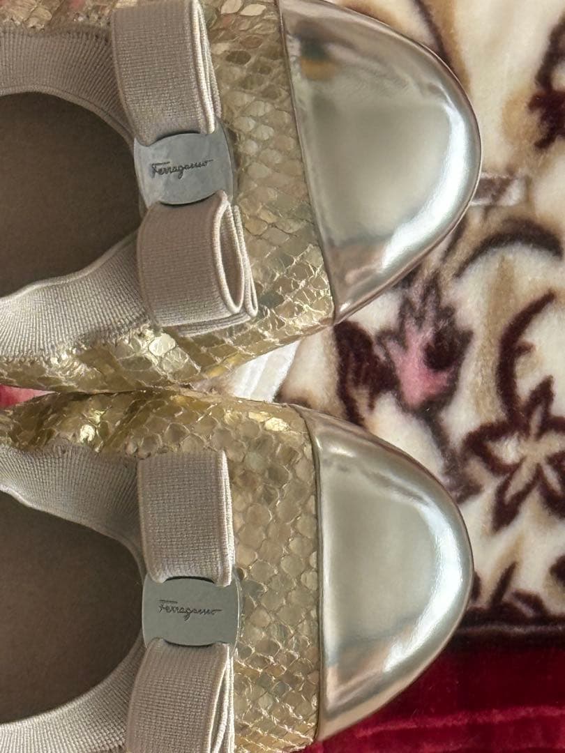 フェラガモ　ゴールド フラットシューズ サイズ6