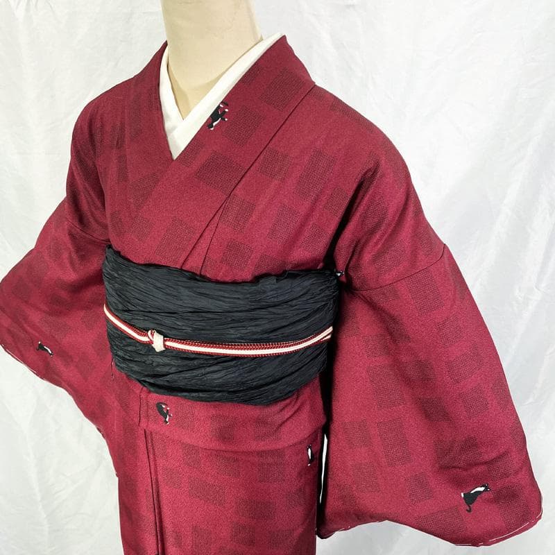 601mk77△洗える着物 小紋 しつけ糸付き 猫 ハチワレ 臙脂△美品