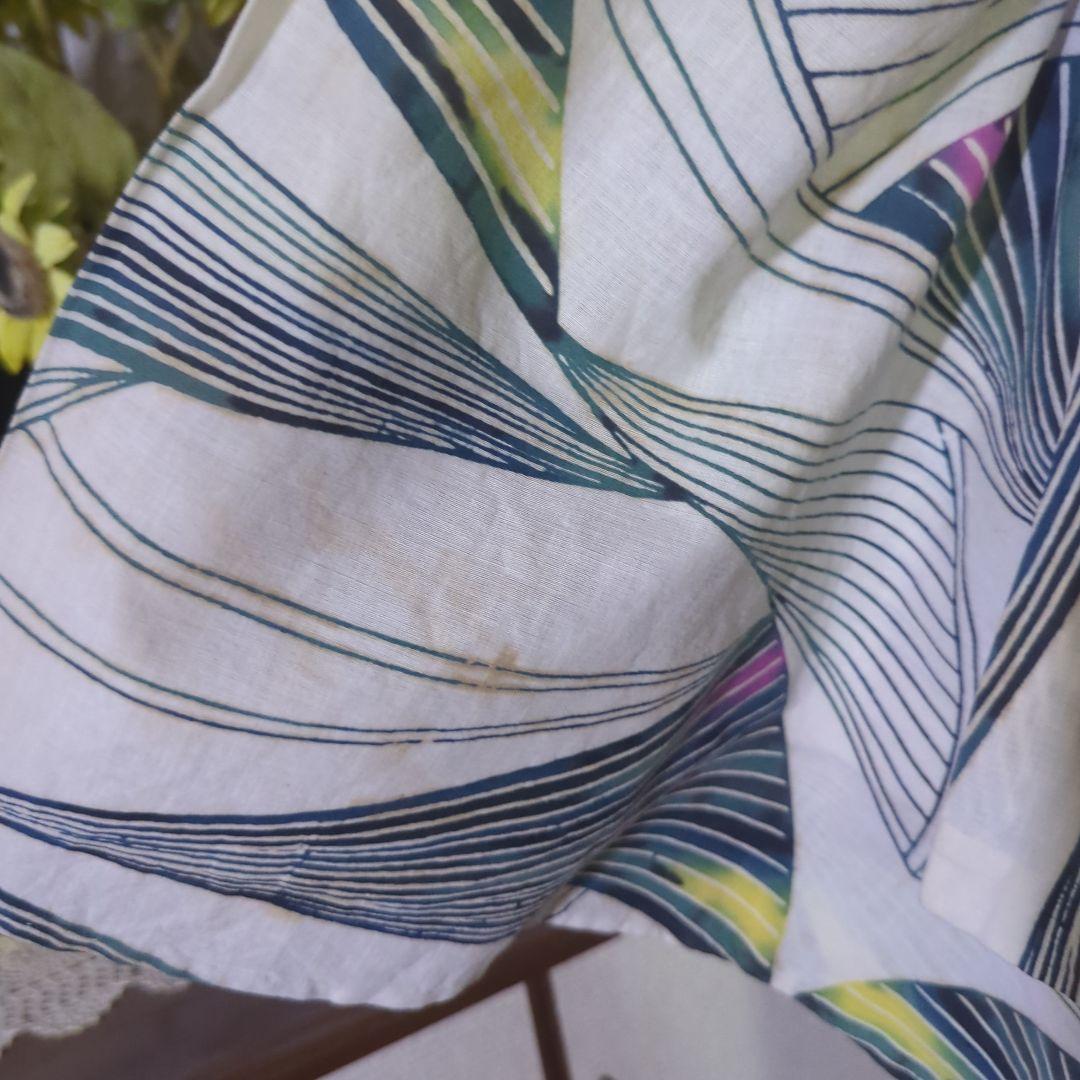 乳白色の地に描かれました美しい線模様が雰囲気のあるアンティーク、注染めの浴衣です