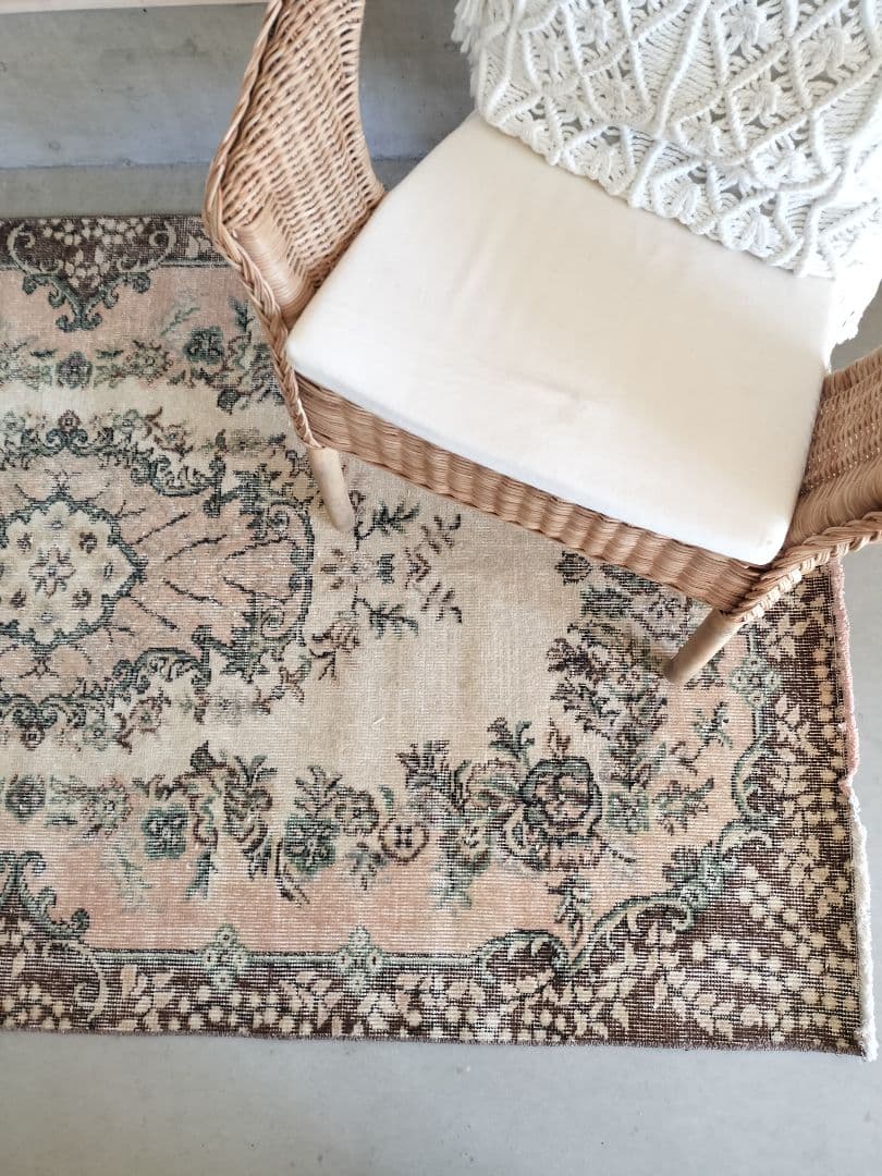 ダークブラウンとピーチベージュのヴィンテージラグ　石田ゆり子さん　No.740