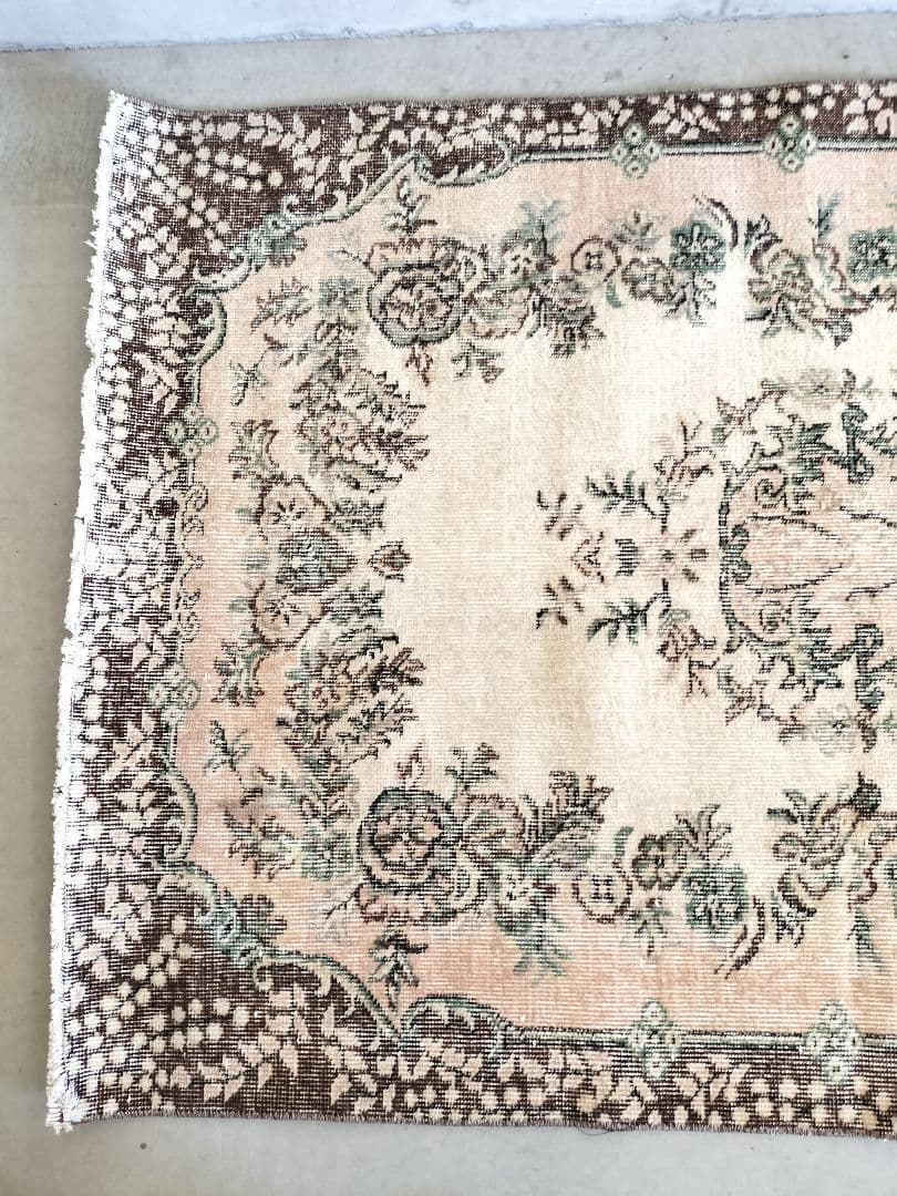 ダークブラウンとピーチベージュのヴィンテージラグ　石田ゆり子さん　No.740