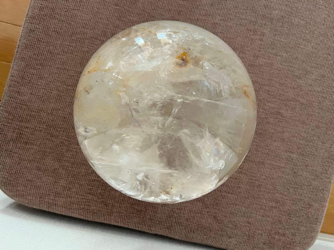 ヒマラヤ水晶　特大　レインボー有り　丸玉　パワーストーン　台座付き