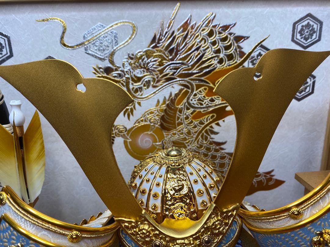 東京久月　五月人形　兜飾り白木木目パノラマクリルケース入